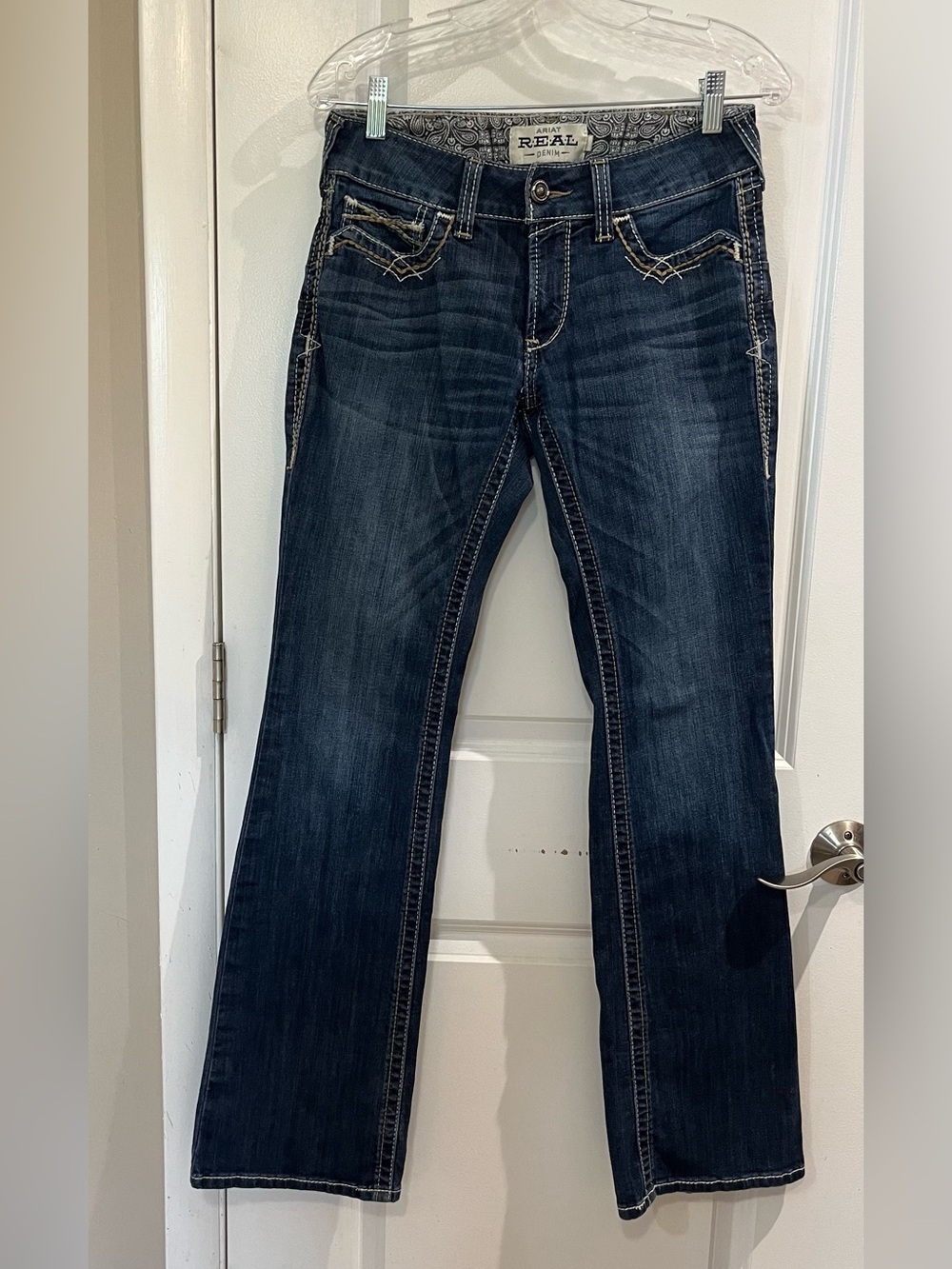 Ariat Mid Rise Boot Cut Blue Jeans Sz 28R
Medium Wash Denim